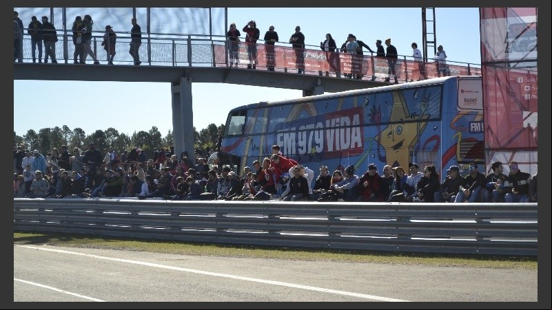 Una gran cantidad de público asisitió al autódromo.
