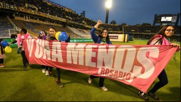 Representantes del movimiento feminista local ingresaron a la cancha.