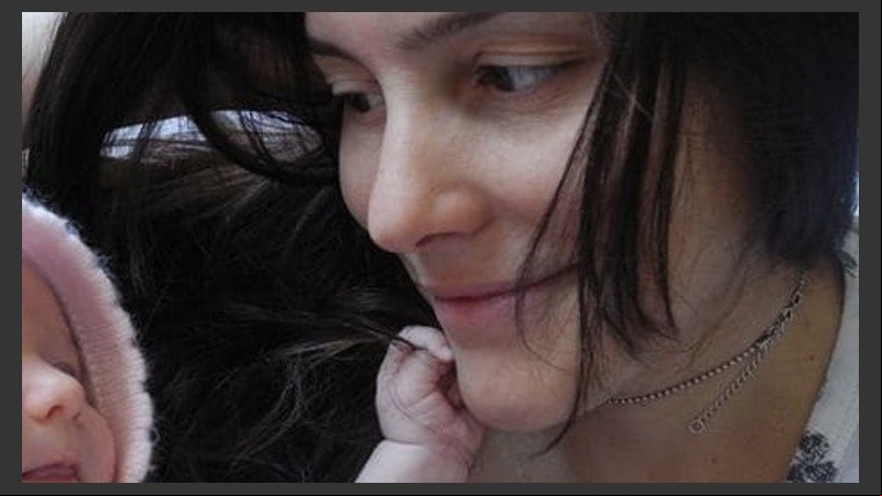 Agustina junto a su hijita. 