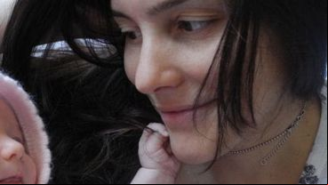 Agustina junto a su hijita.