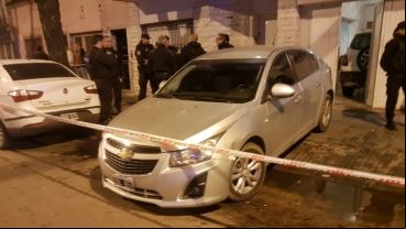 La Policía secuestró dos armas de fuego y un Chevrolet Cruze.