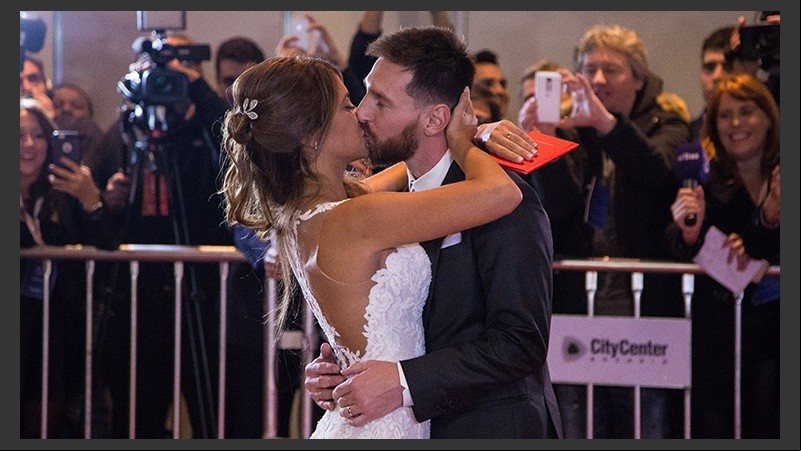 El momento más esperado: el beso de los novios en la alfombra.(Alan Monzón/Rosario3.com)