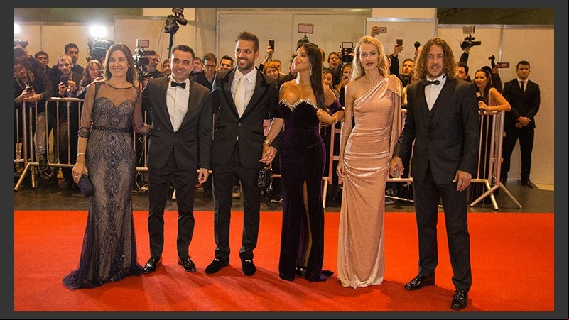 Los ex compañeros del Barsa se prestaron para una foto conjunta.