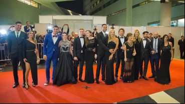 La alfombra roja se llenó de famosos este viernes en el City Center.