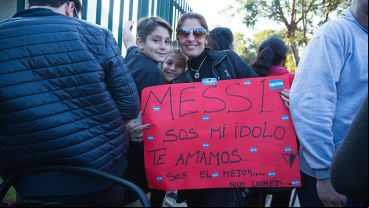 Banderitas argentinas y estética rojinegra para saludar al ídolo.(Alan Monzón/Rosario3.com)