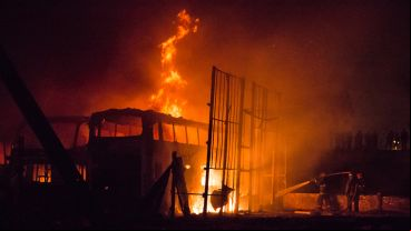 El fuego se inició 20.15 y bomberos trabajaron hasta la 1 de este viernes.