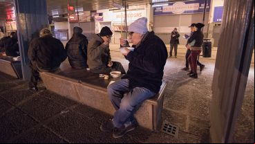 Plaza Montenegro. Uno de los puntos donde se reparte comida alrededor de las 20.
