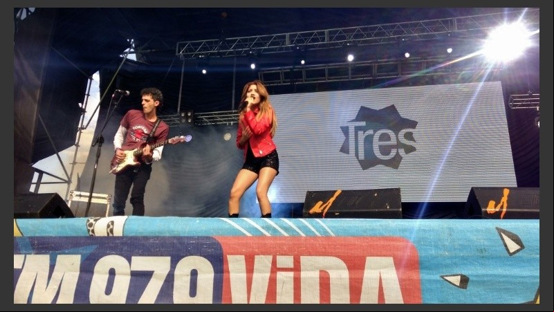 Karol Sevilla cantó en el cierre.