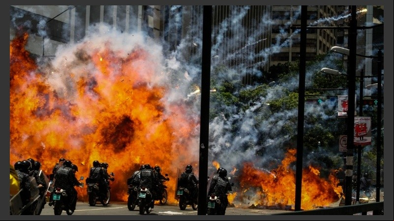 Irrupción policial y explosión cerca de la Plaza Altamira de Caracas.