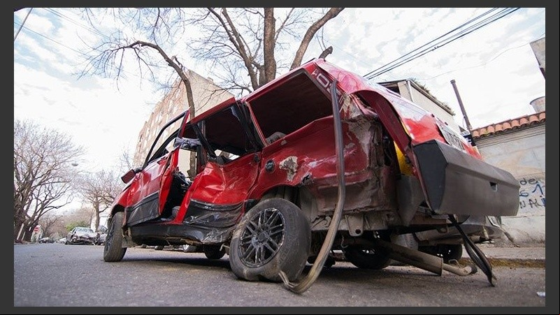 El Fiat Duna que recibió el impacto del Laguna.