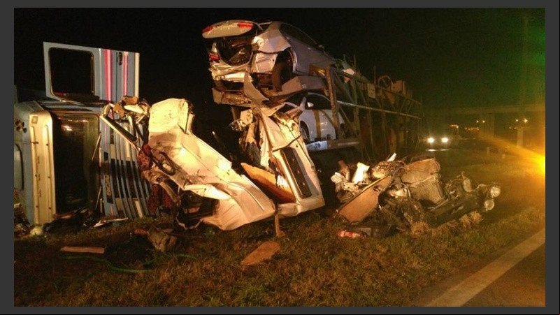 La cabina del camión que llevaba autos quedó destrozada. 