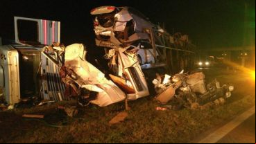 La cabina del camión que llevaba autos quedó destrozada.