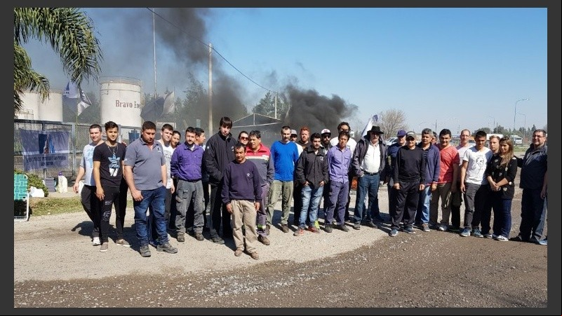 Los trabajadores despedidos este viernes en la puerta de la planta petrolera. 