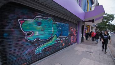 Así quedaron las persianas de los comercios intervenidas por los artistas.