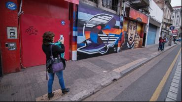 Así quedaron las persianas de los comercios intervenidas por los artistas.
