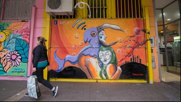 Así quedaron las persianas de los comercios intervenidas por los artistas.