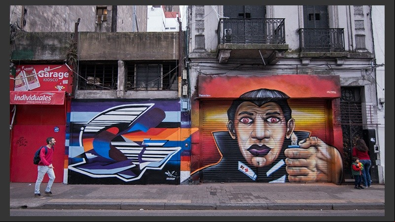 Así quedaron las persianas de los comercios intervenidas por los artistas.