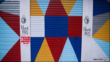 Así quedaron las persianas de los comercios intervenidas por los artistas.