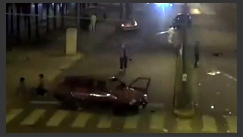 El Duna, cruzado por el choque; al fondo, los dos autos que picaban.