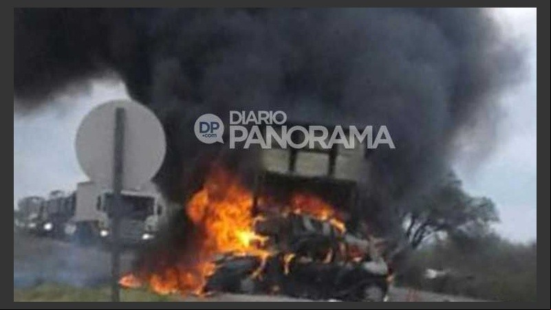El auto en el que viajaban los rosarinos se prendió fuego tras el choque.