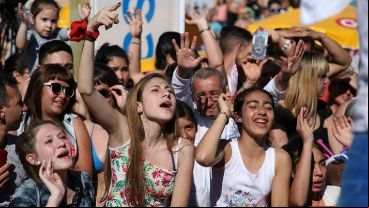 Las fans de las bandas invitadas disfrutaron la fiesta.