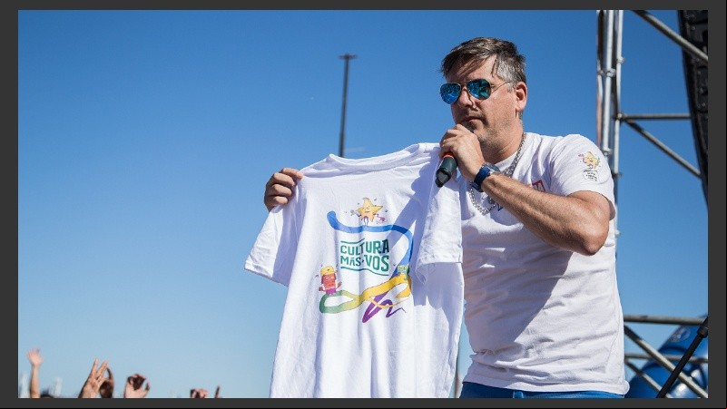Seba Oneto regaló varias remeras al público.