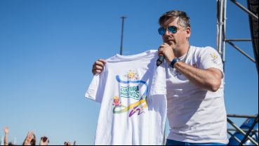 Seba Oneto regaló varias remeras al público.