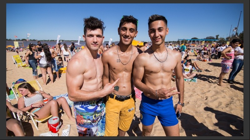 Unos jóvenes disfrutaron del radiante sol que hubo en la tarde del sábado.