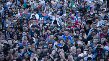 Toda esta gente en el cierre de la fiesta.