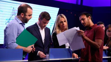 Uno de los productores del debate coordinando la salida al aire.