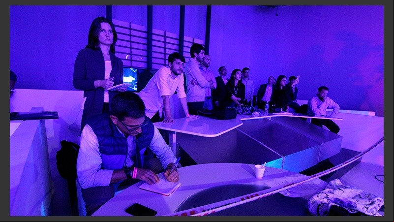 Asistentes y periodistas detrás de las cámaras.