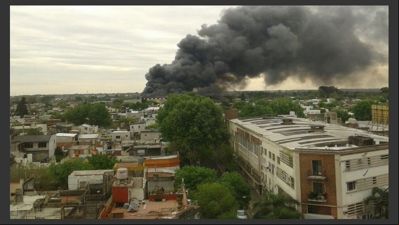 El siniestro se percibió desde diferentes zonas de Rosario.