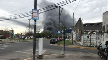 Más allá del fuego, asustó la densidad del humo negro.