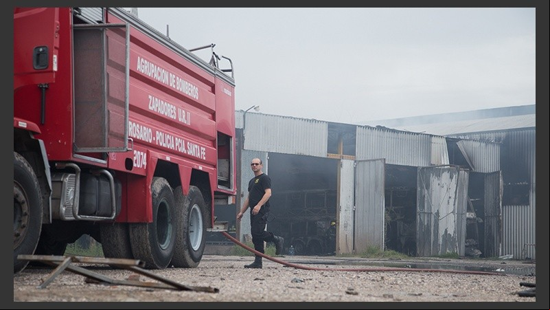 Los bomberos combatieron las llamas dentro del galpón.