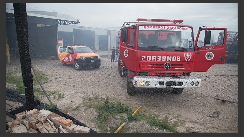 Los bomberos en los galpones de la ex empresa Monticas este martes.