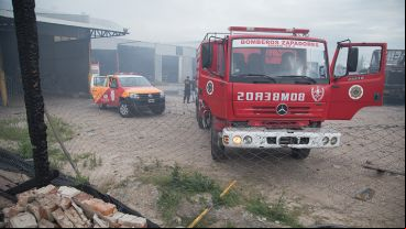 Los bomberos en los galpones de la ex empresa Monticas este martes.