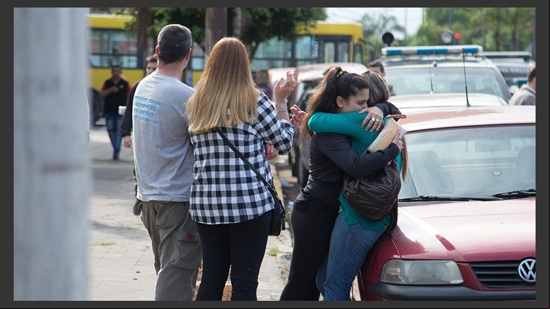El dolor de los familiares. El hombre se habría caído y clavado un vidrio en el cuello. 