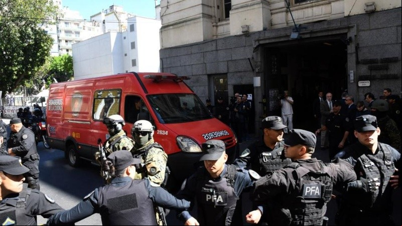 Imagen de la llega del cuerpo a la morgue judicial. 