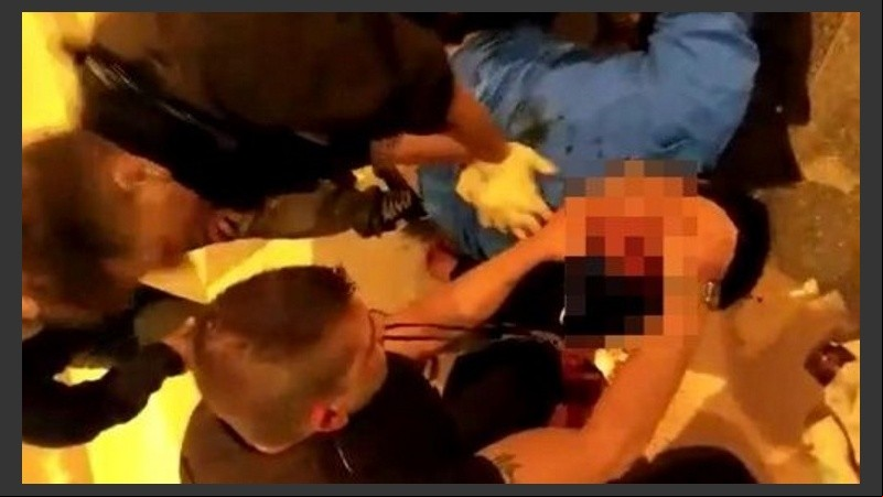 El momento en que intentaban reanimar a la víctima fatal.