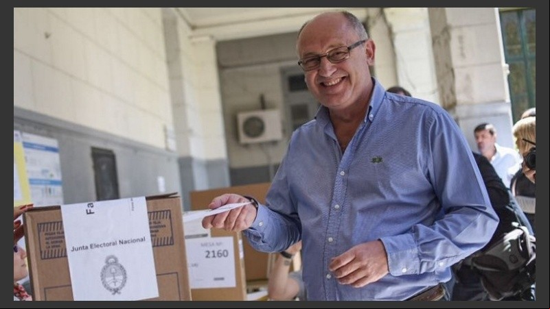 El primer candidato a diputado por Cambiemos votando en Santa Fe. 