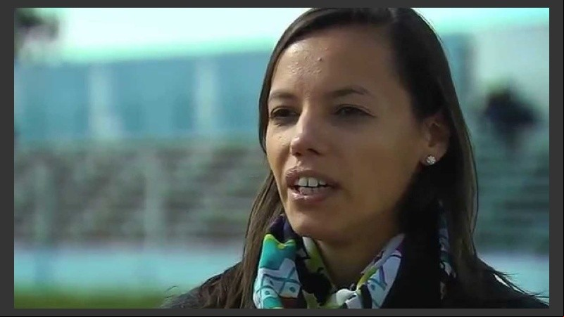 Mariana de Almeida sale a la cancha en el partido de Newell's.