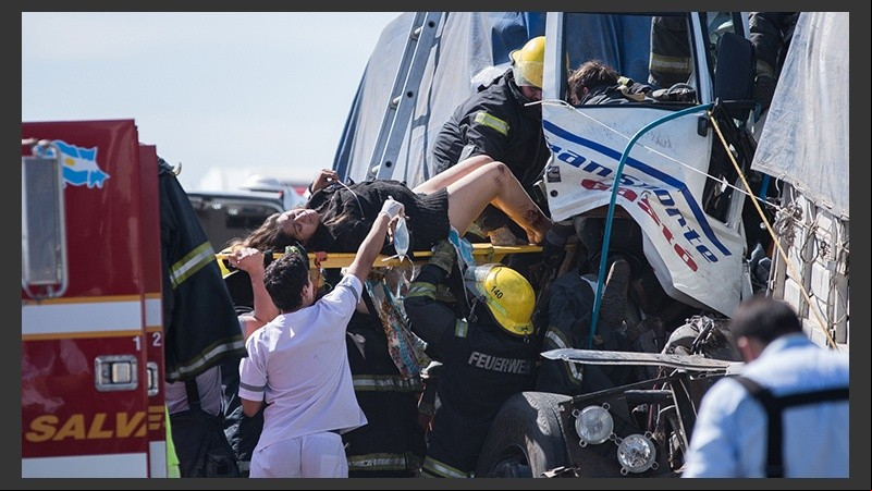 Tras cinco horas atrapada, los bomberos liberaron a la mujer. 