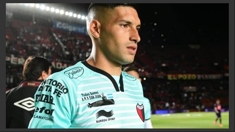 Un jugador de Colón con la inscripción en la camiseta. 