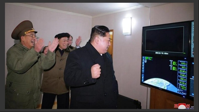 El líder norcoreano, Kim Jong-un, festeja el lanzamiento exitoso.