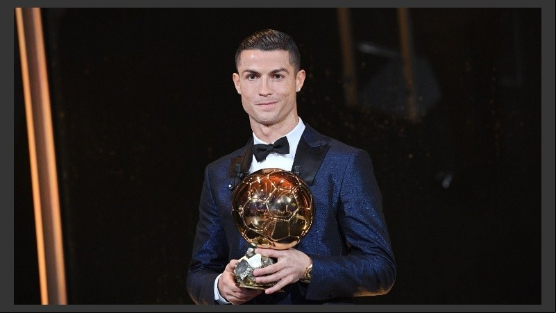 Amante de los premios individuales, Cristiano posa sonriente con el trofeo.