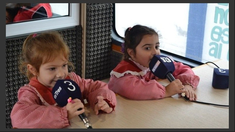 ¡Periodistas por un día! Alumnas con el micrófono de El Tres en el micro de Cultura Más Vos.
