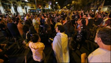 Manifestación de vecinos con cacerolas en Pellegrini y Presidente Roca.