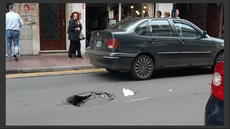 El cráter sorprendió a los transeúntes en Corrientes al 900.