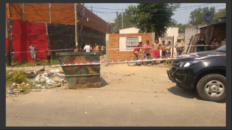 La policía trabajaba en el lugar y luego se esperaba identificar el cuerpo.