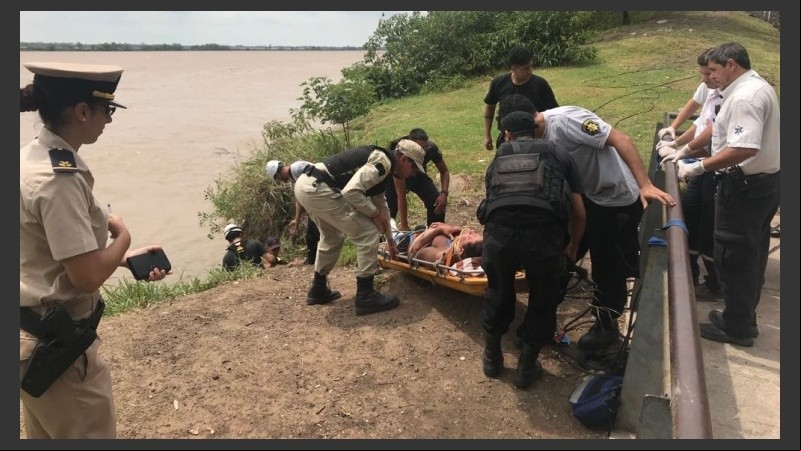 Así rescataron al pescador del río. 